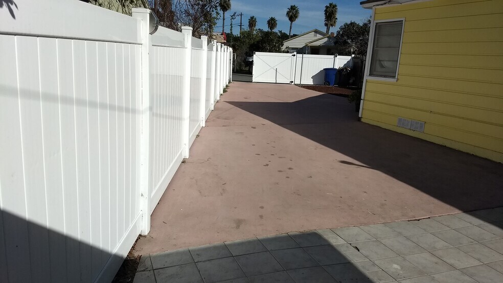 Front parking - 610 W Manor Dr