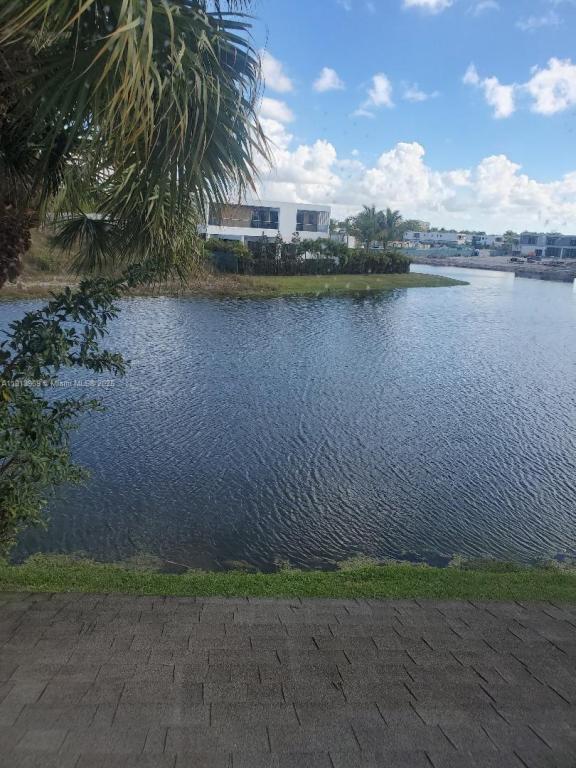 Building Photo - 16645 Hemingway Dr