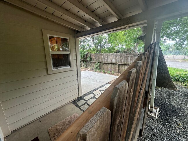 Building Photo - 2 BR w/ Bonus Room/Office