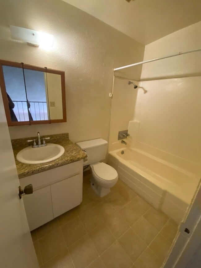 Building Photo - spacious one bedroom loft in Hanford