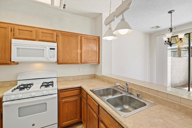 Building Photo - Centrally located Townhome/Fenced Yard