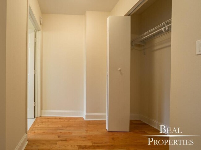 Building Photo - 1 bedroom in CHICAGO IL 60640