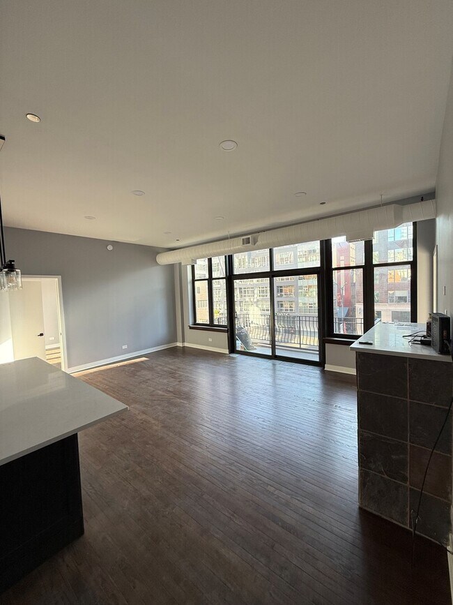 Building Photo - 333 W Hubbard St