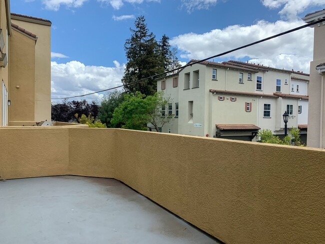 Building Photo - Lovely Bright and Spacious Two Bedroom Tri-Level Condo