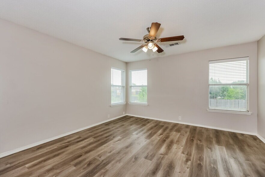 Building Photo - 819 Creekside Dr