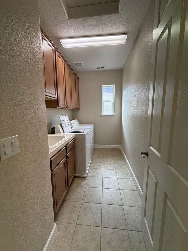 Building Photo - South Reno 3 Bed 4.5 Bath Home W/ Casita