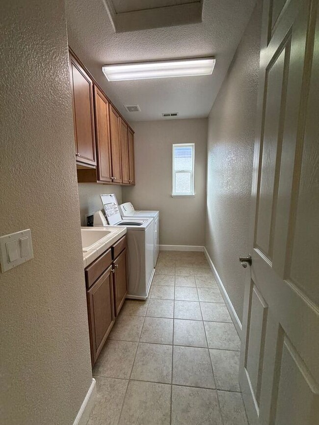 Building Photo - South Reno 4 Bed 4.5 Bath Home W/ Casita
