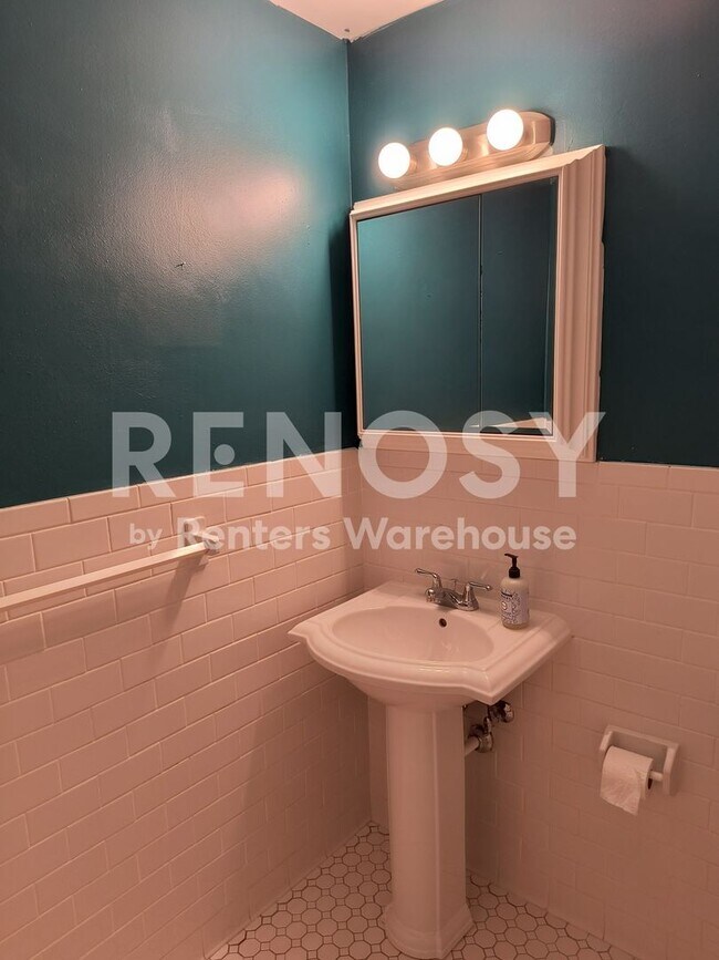 Building Photo - Available June 10th 2 Bedroom 1 Bath Condo in Minneapolis