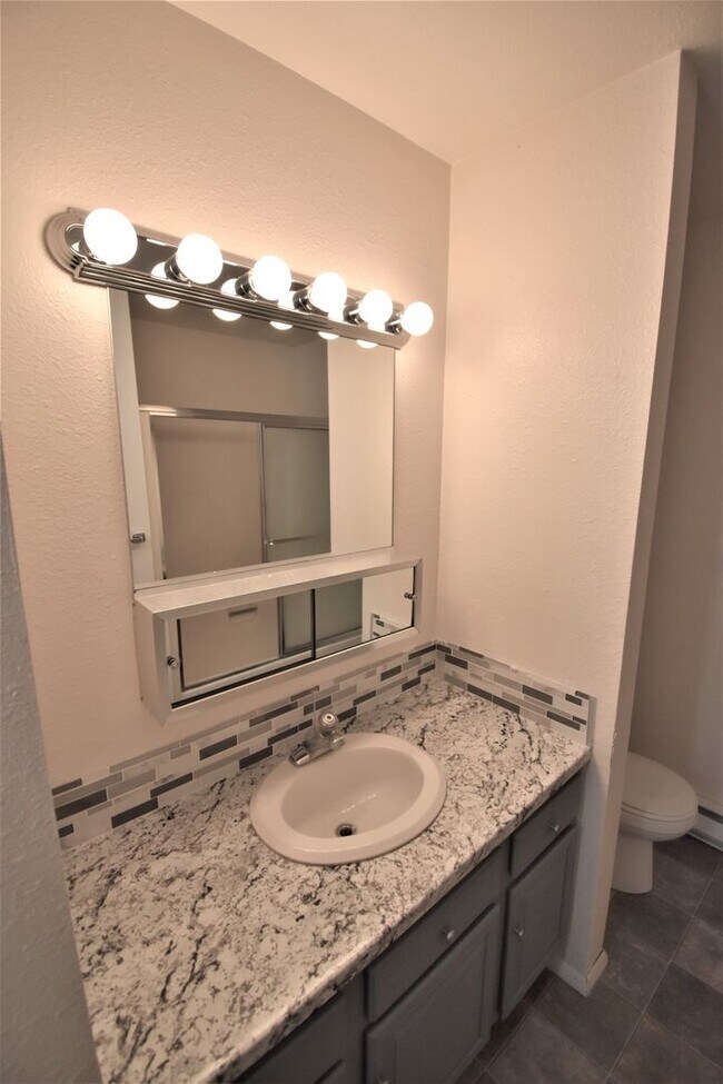Building Photo - Great top floor 2 bed 1 bath condo, amazin...