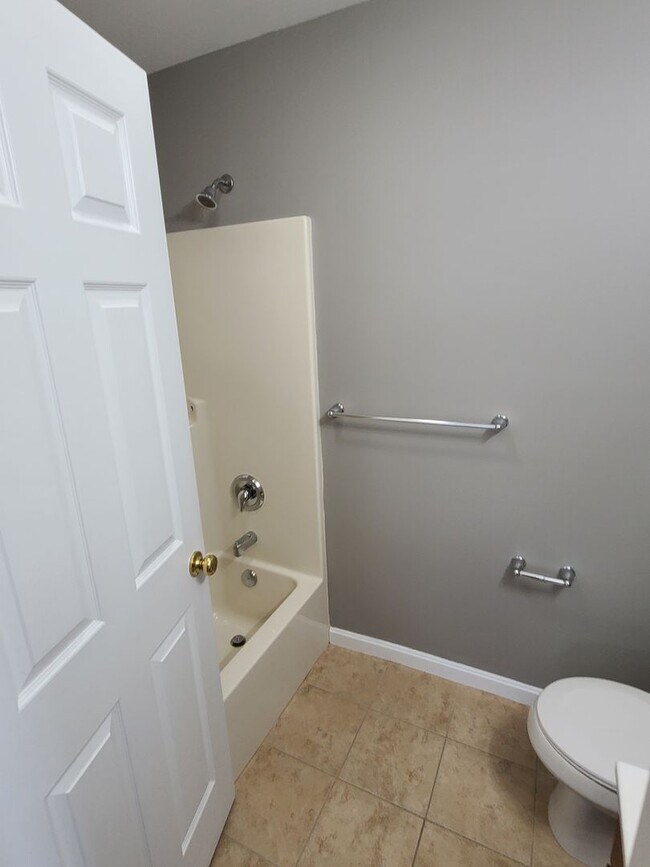 Building Photo - 3 bedroom,  2 1/2 bath town home in Waynesboro PA END UNIT