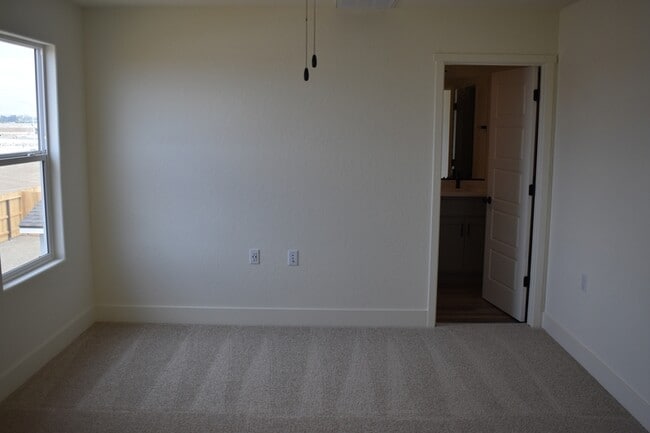 Building Photo - 682 Stephanie Dr