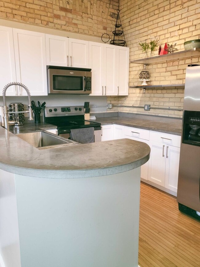 Building Photo - 2 bed/ 1 bath corner condo