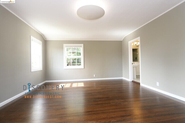 Building Photo - 220 Sandringham Rd
