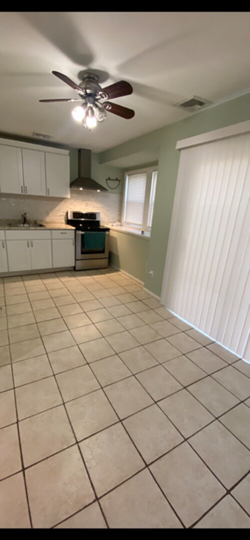 Building Photo - Well-Maintained 3-Bedroom House