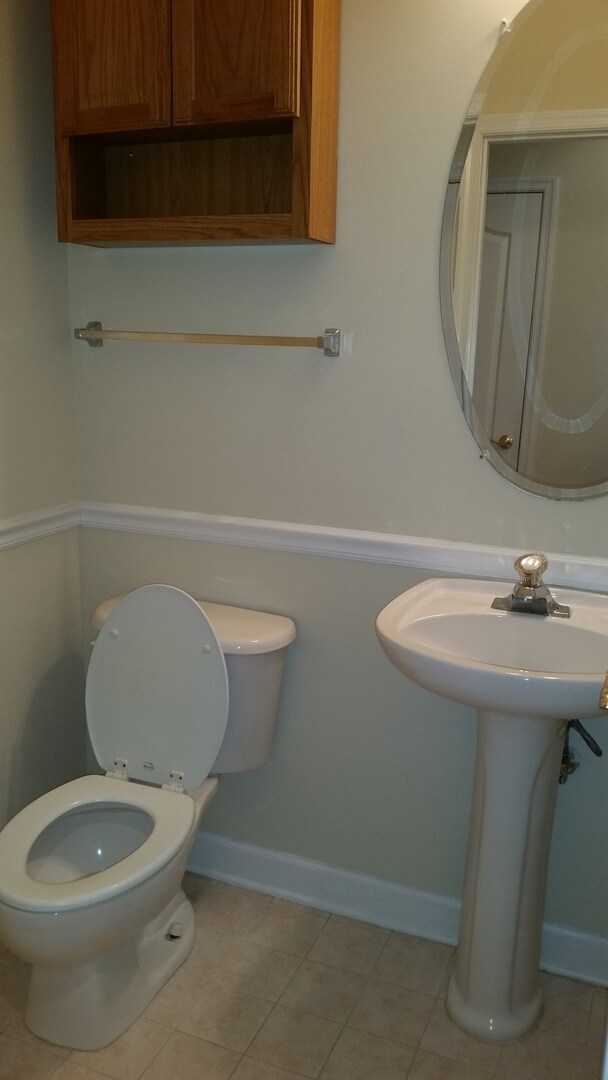 Building Photo - Beautiful 3 BR, 2 FB+2HB townhouse in King...