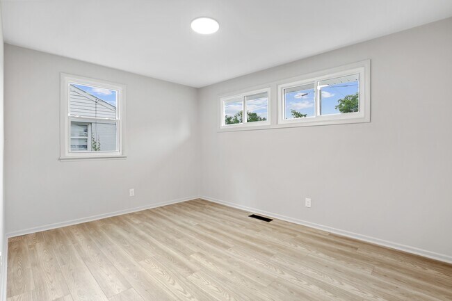 Building Photo - 105 Sumpter Dr