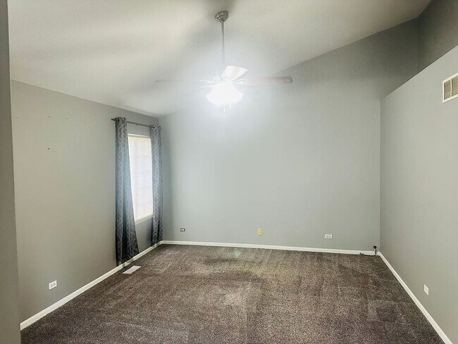 Building Photo - 360 Thomas Dr