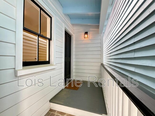 Building Photo - 5 Sheppard St