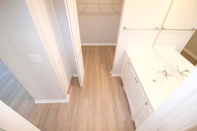 Building Photo - 9220 Roan Ln