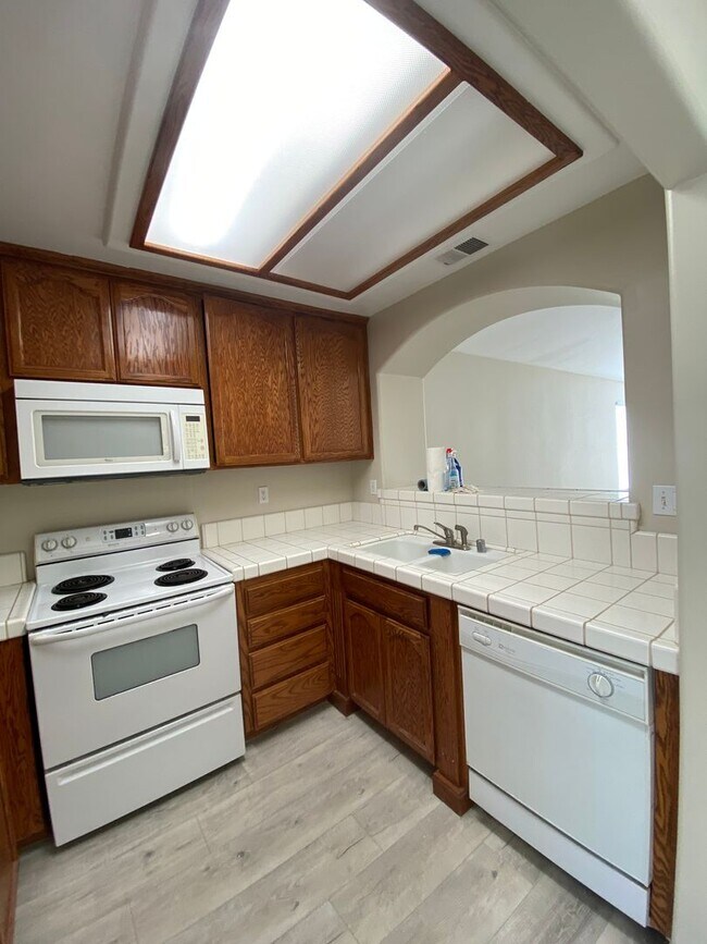 Building Photo - Adorable Home in NW Bakersfield