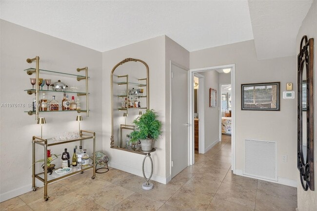 Building Photo - 180 Isle of Venice Dr