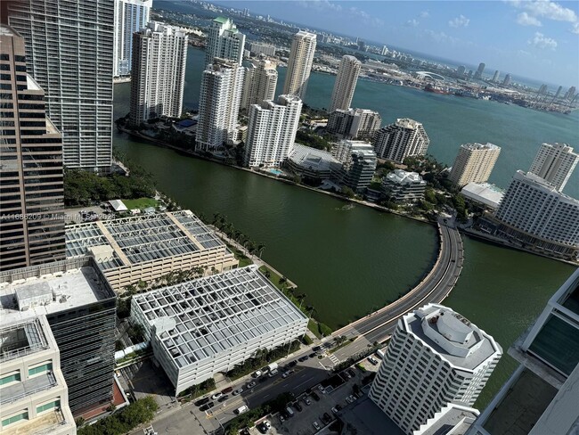 Building Photo - 950 Brickell Bay Dr