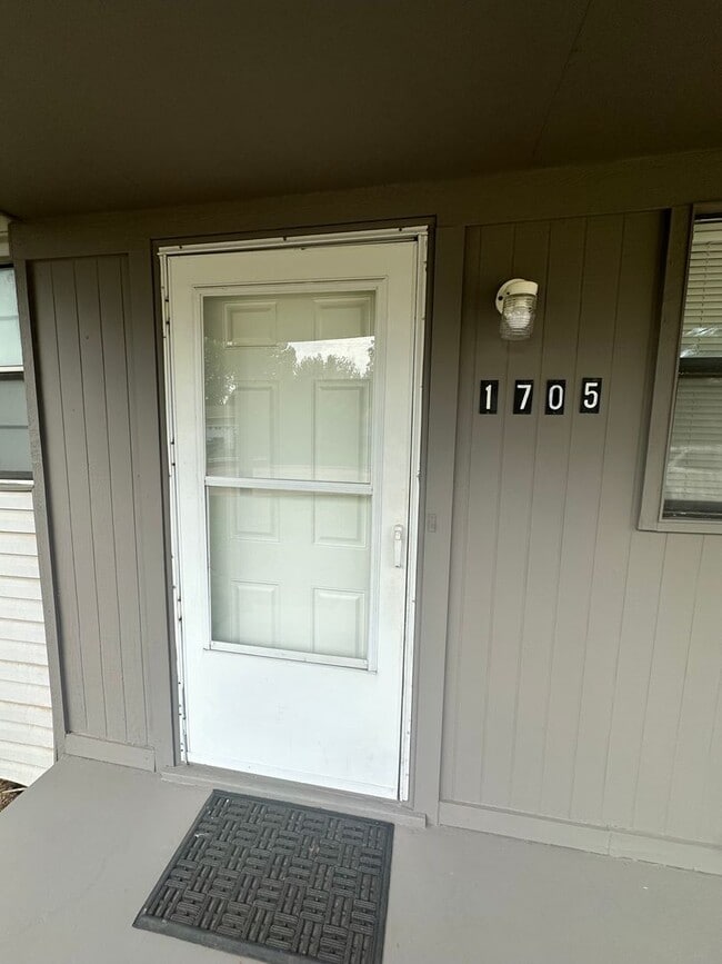 Building Photo - 3 bed, 1 bath, 1 car garage