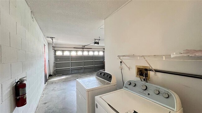 Building Photo - 1547 Oak Hill Trail