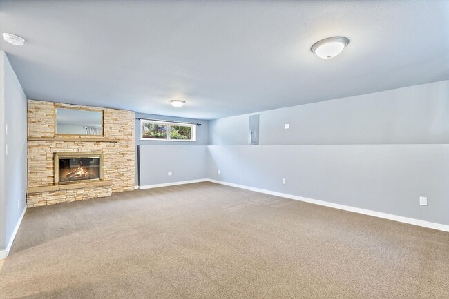 Building Photo - 3 Bed 2 Bath Fully Fenced Split Level Lake...