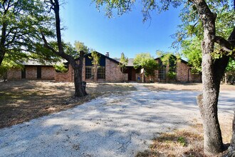 Building Photo - Gorgeous 4 Bedroom 2 Bathroom Kempner Home!