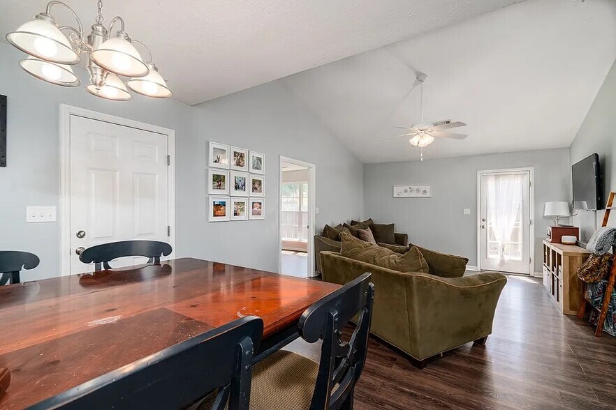 Building Photo - 469 Strutter Trl