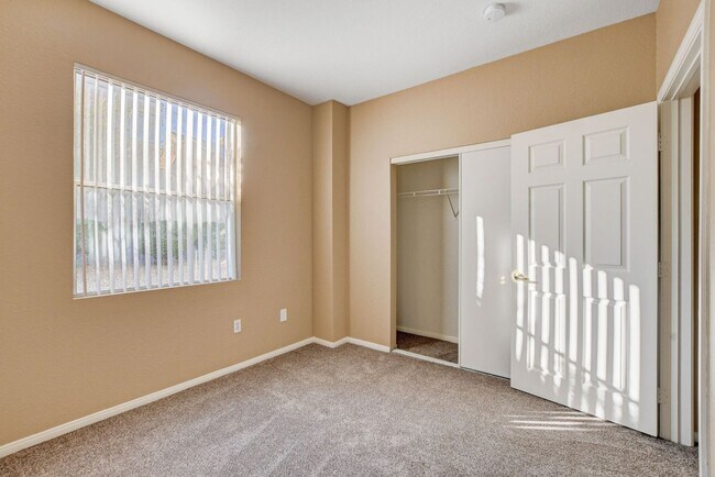 Building Photo - LOCATION! LOCATION! LOCATION! Move-in read...