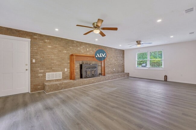 Building Photo - Rare opportunity minutes away from Savannah - 3-bedroom/2-bathroom home Move In Today!