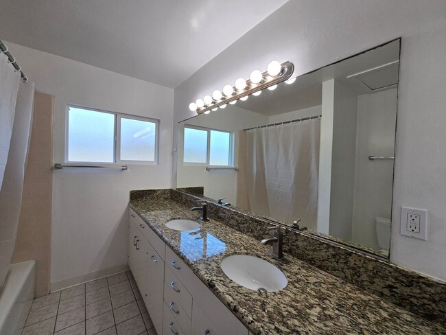 Building Photo - 5BD/3BA on Adobe Dr!!