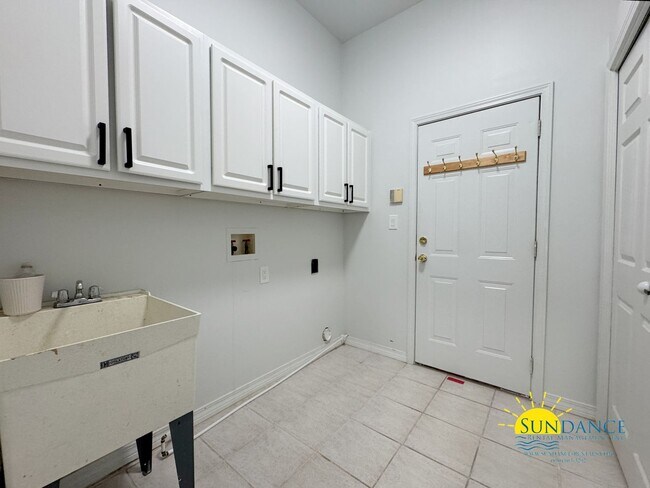 Building Photo - Spacious & Stylish 4-Bedroom Home Near Hurlburt AFB!