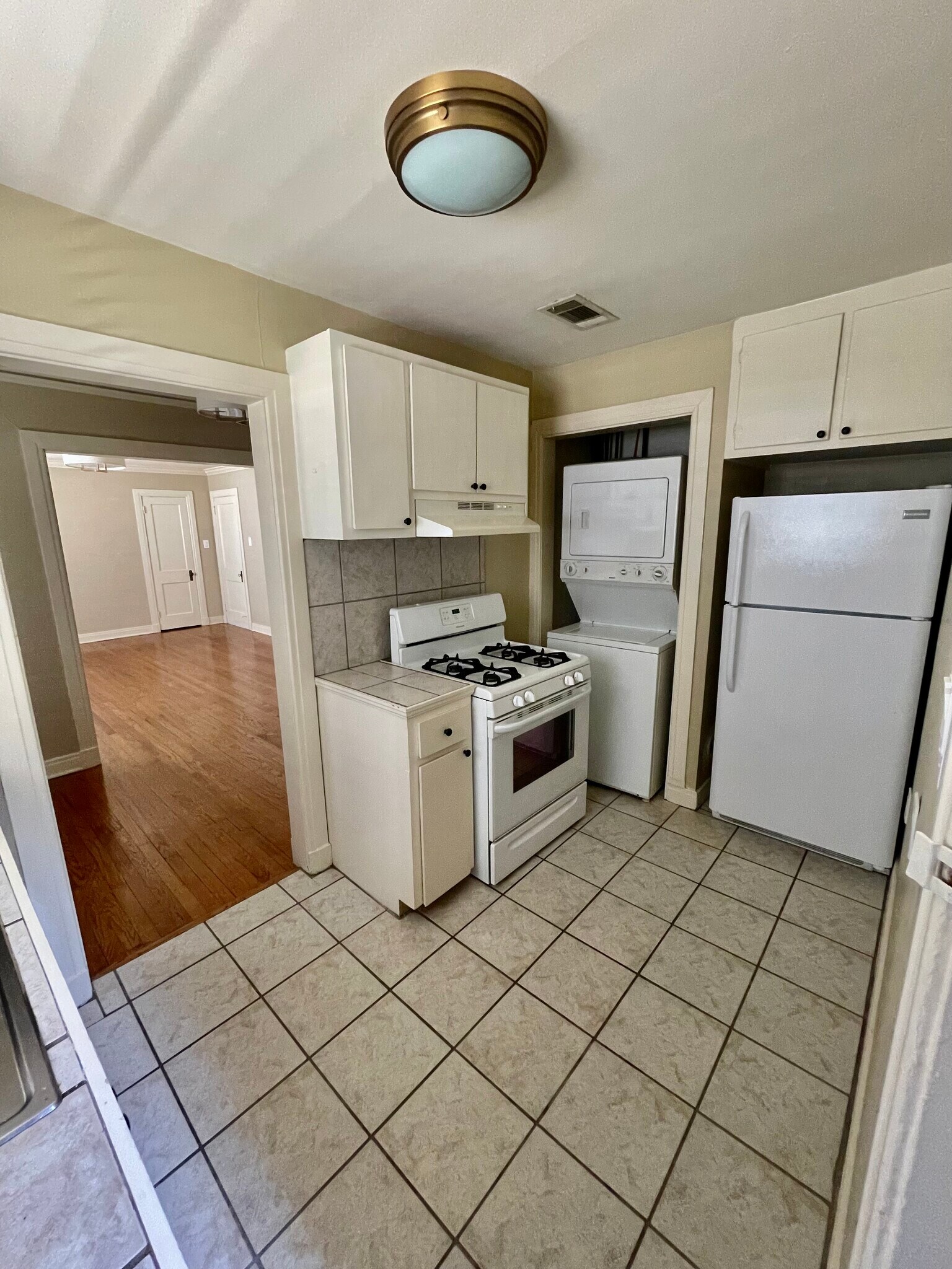 Building Photo - 611 Lakeland Dr