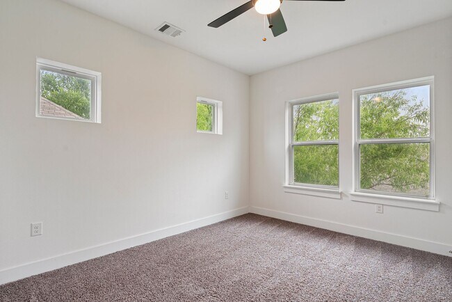 Building Photo - Beautiful 2 bedroom, 1.5 bathroom home in East Austin!!!