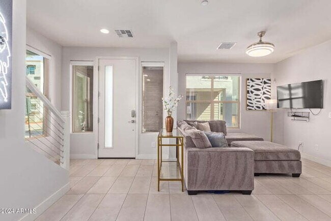 Building Photo - Amazing 2BR + Office Townhome in Old Town Scottsdale