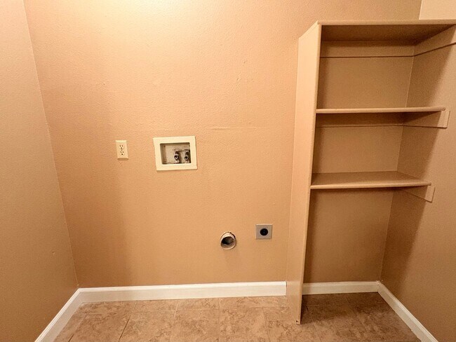 Building Photo - 2 WEEKS FREE RENT March Special - Roomy 4-bedroom house in Waterford