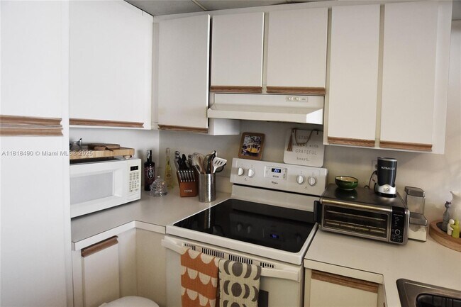 Building Photo - 540 Brickell Key Dr