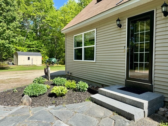 Building Photo - Sunny & Spacious 4 bedroom home