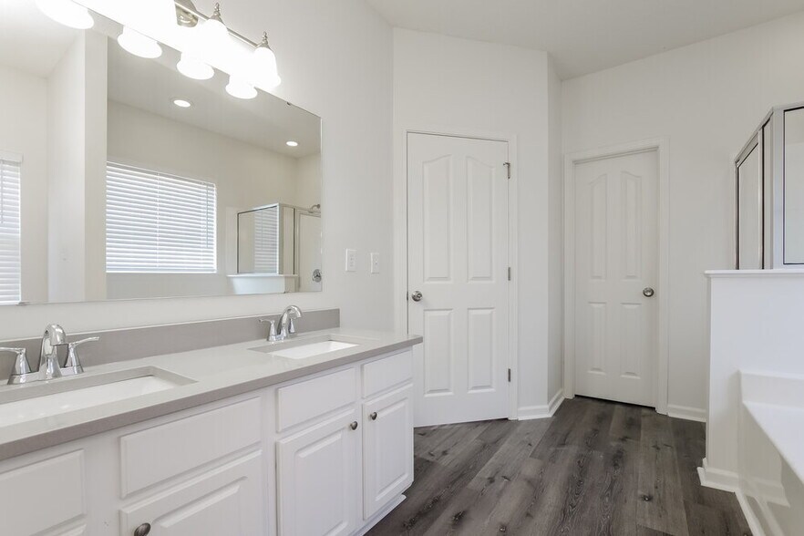 Building Photo - 7021 Chieftain Dr