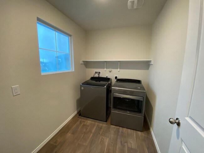 Building Photo - Beautiful 3 bed, 2.5 bath home!