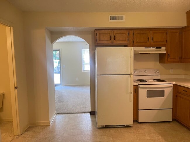 Building Photo - Beautiful 2-Bedroom Townhome in a Prime Lo...