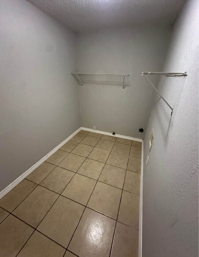 Building Photo - Cute 4 bedroom, 2 bath home with a carport and a big back yard!