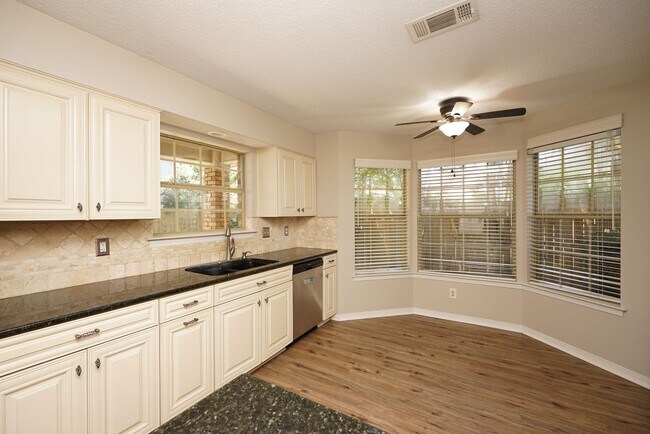 Building Photo - Great Fort Walton Beach Location