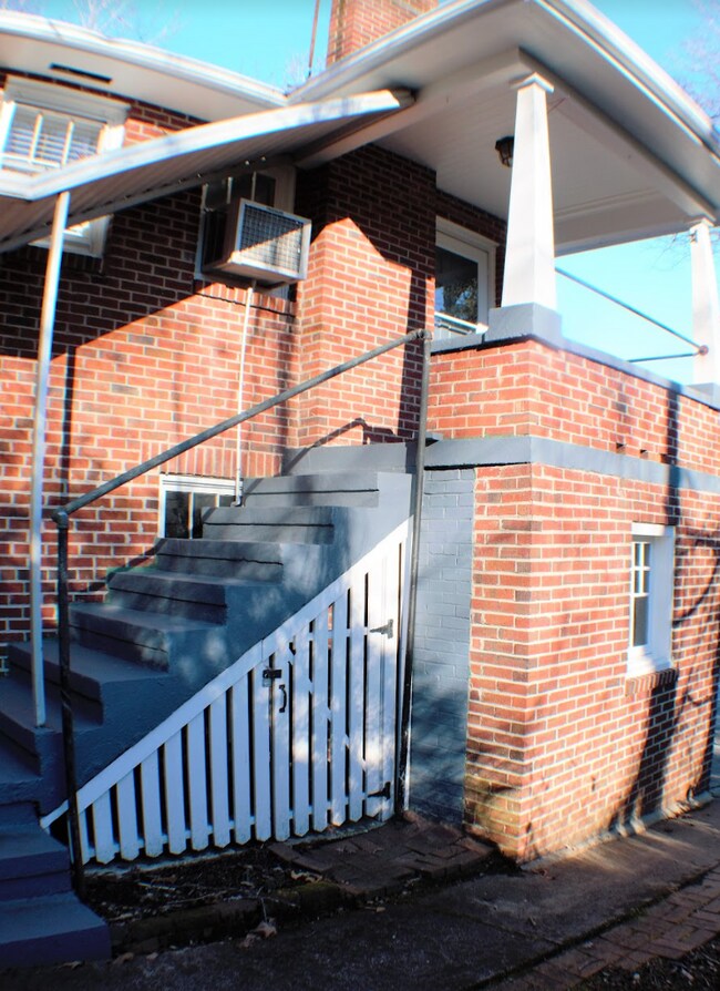 Building Photo - "Charming 2-Bed Home with Gleaming Hardwood Floors in Hendersonville!"