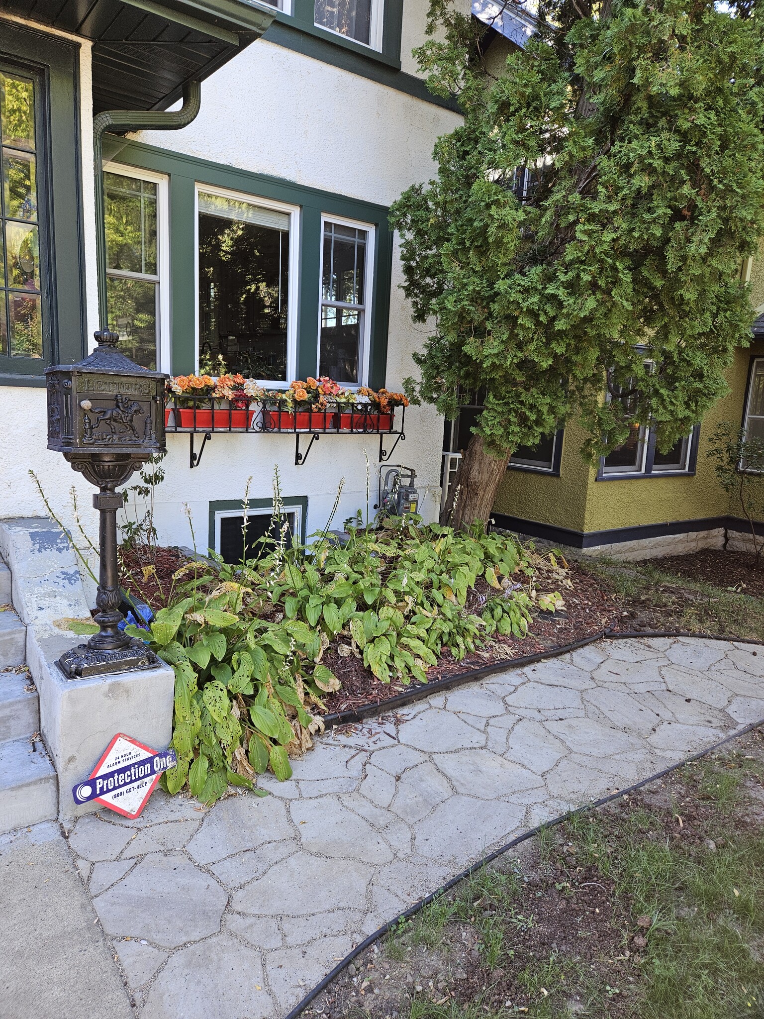 Building Photo - 4732 Harriet Ave