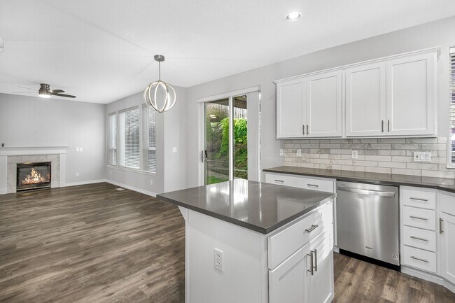 Building Photo - Discover Your Dream Home in Sterling Park!