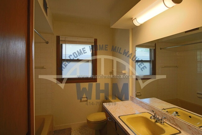 Building Photo - 8526 W Appleton Ave